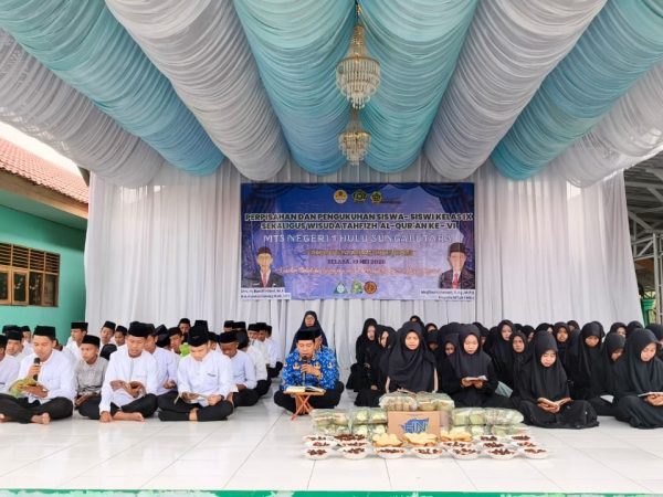 Penuh Haru dan Syukur, 93 Siswa Kelas IX MTsN 1 HSU Gelar Khataman Al-Qur'an Bersama Jelang Perpisahan