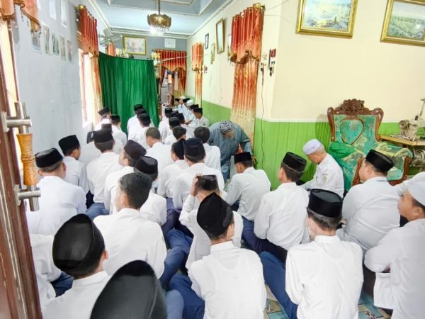 Siswa dan PTK MTsN 1 HSU Berta'ziah ke Rumah Duka, Bacakan Yasin dan Tahlil untuk Ibunda Sumiannor