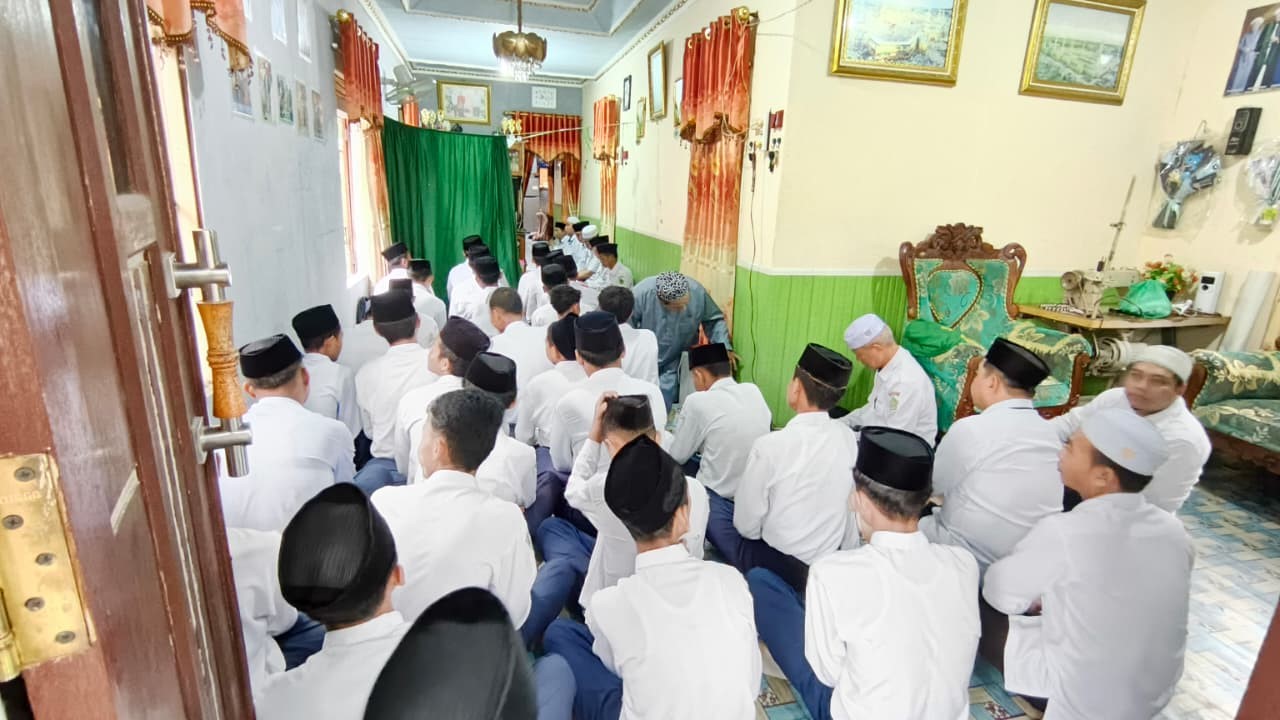 Siswa dan PTK MTsN 1 HSU Berta'ziah ke Rumah Duka, Bacakan Yasin dan Tahlil untuk Ibunda Sumiannor