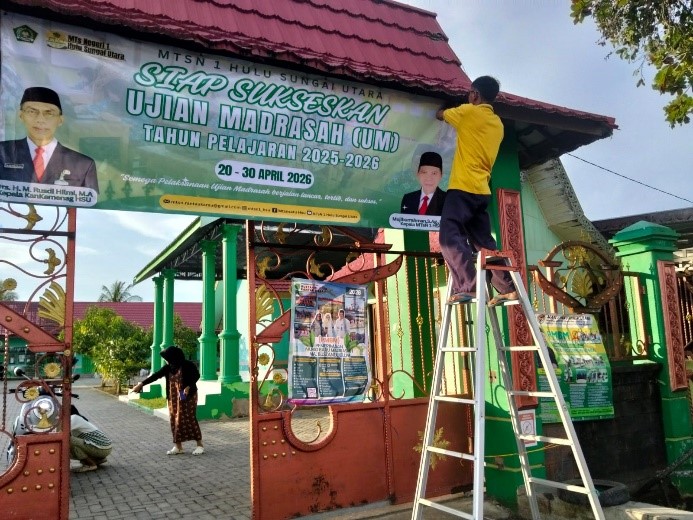 Siap Sambut Ujian Madrasah, MTsN 1 HSU Pasang Spanduk di Depan Pagar Madrasah Siap Sambut Ujian Madrasah, MTsN 1 HSU Pasang Spanduk di Depan Pagar Madrasah