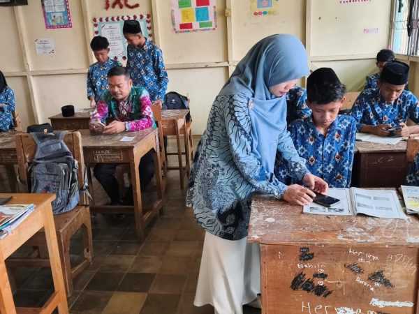 Jelang Ujian ASAS 2025/2026, Panitia MTsN 1 HSU Lakukan Instalasi Aplikasi Exambrowser di Seluruh Kelas IX