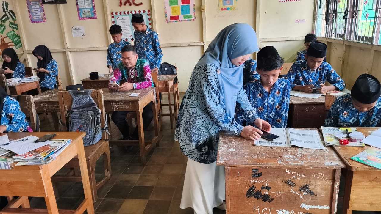 Jelang Ujian ASAS 2025/2026, Panitia MTsN 1 HSU Lakukan Instalasi Aplikasi Exambrowser di Seluruh Kelas IX Jelang Ujian ASAS 2025/2026, Panitia MTsN 1 HSU Lakukan Instalasi Aplikasi Exambrowser di Seluruh Kelas IX