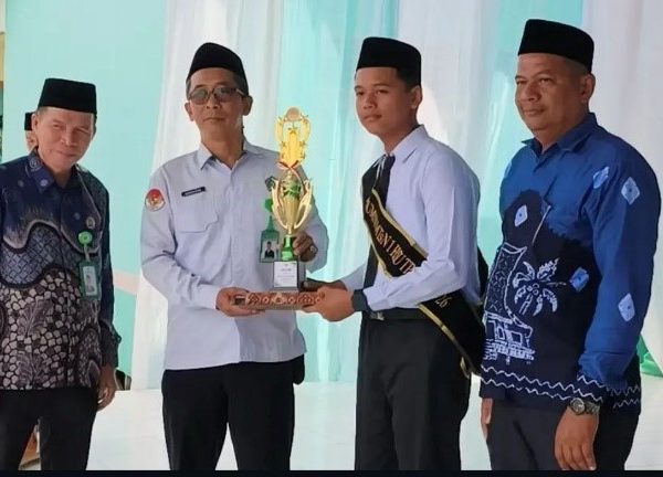 Tiga Tahun Tak Terkalahkan, M. Luthfi Kelas IX D Sabet Juara Umum di Hari Perpisahan MTsN 1 HSU