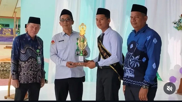 Tiga Tahun Tak Terkalahkan, M. Luthfi Kelas IX D Sabet Juara Umum di Hari Perpisahan MTsN 1 HSU