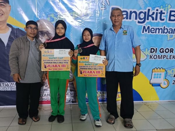 Dua Siswi MTsN 1 HSU Raih Juara 3 Bersama Kejuaraan Bulu Tangkis Bupati Cup 2026 Dua Siswi MTsN 1 HSU Raih Juara 3 Bersama Kejuaraan Bulu Tangkis Bupati Cup 2026