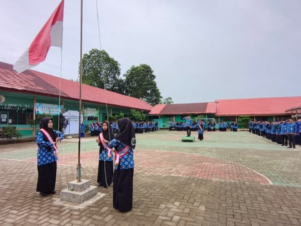 Kobarkan Semangat Kebangsaan, MTsN 1 HSU Gelar Upacara Peringatan Hari Kebangkitan Nasional ke-118