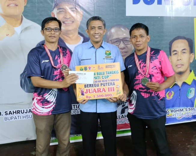 Plt. Kaur TU MTsN 1 HSU Raih Juara 3 Kejuaraan Bulu Tangkis Bupati Cup 2026 Kategori Beregu Putra