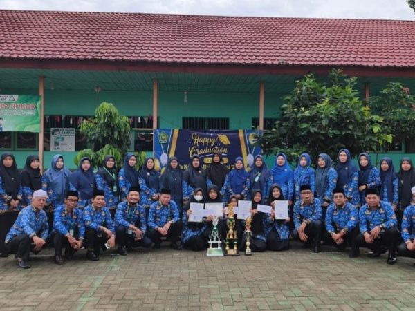Usai Upacara Harkitnas, MTsN 1 HSU Serahkan Tropi dan Uang Pembinaan kepada Siswa Berprestasi
