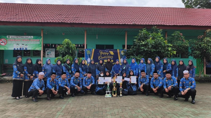 Usai Upacara Harkitnas, MTsN 1 HSU Serahkan Tropi dan Uang Pembinaan kepada Siswa Berprestasi