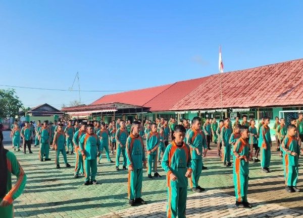 Semangat Pagi di Halaman Madrasah, MTsN 1 HSU Kembali Gelar Jumat Sehat dengan Senam Bersama