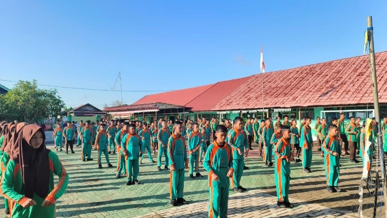 Semangat Pagi di Halaman Madrasah, MTsN 1 HSU Kembali Gelar Jumat Sehat dengan Senam Bersama