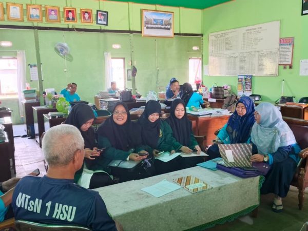 Empat Mahasiswa STAI Rakha Amuntai Sambangi MTsN 1 HSU untuk Konsultasi Modul Ajar Micro Teaching