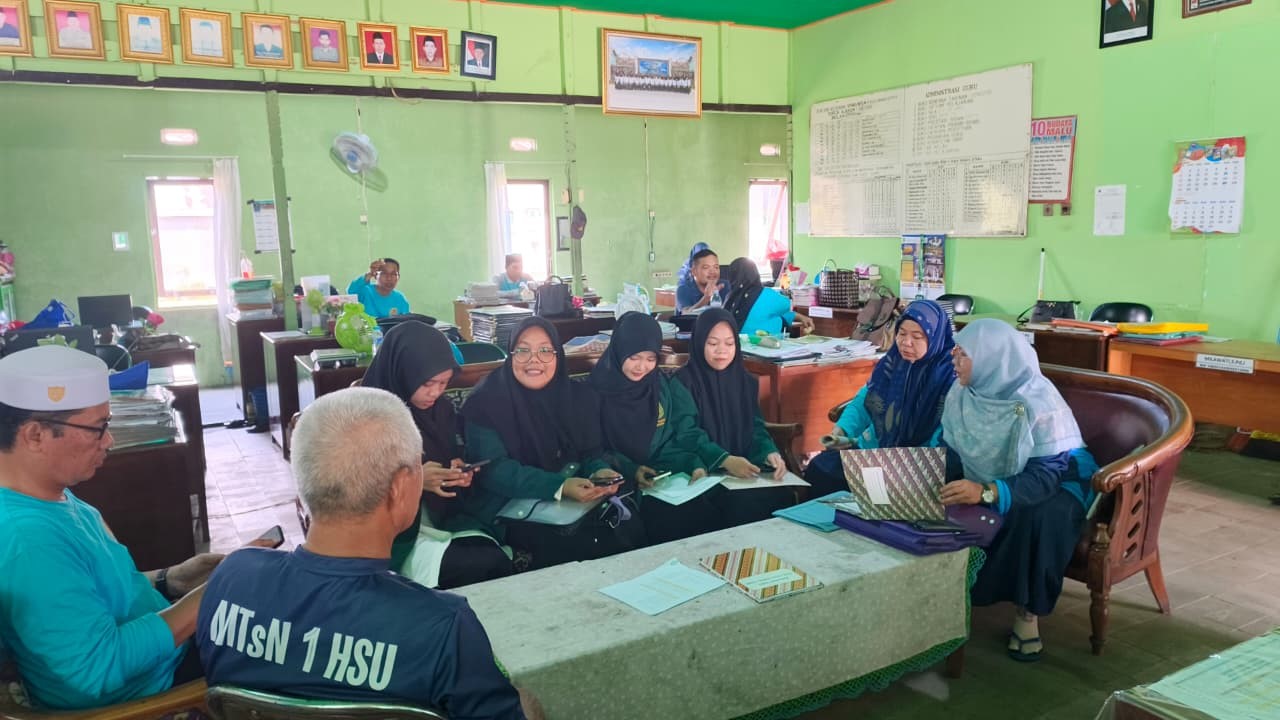 Empat Mahasiswa STAI Rakha Amuntai Sambangi MTsN 1 HSU untuk Konsultasi Modul Ajar Micro Teaching
