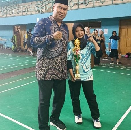 Mutia Ramadhani Kembali Ukir Prestasi, Raih Juara 2 Bulu Tangkis Tunggal Putri O2SN Kabupaten HSU