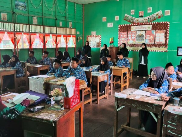 Tuntas Konsultasi Modul Ajar, Empat Mahasiswa STAI Rakha Amuntai Lanjut Observasi Kelas Bersama Guru Pamong di MTsN 1 HSU