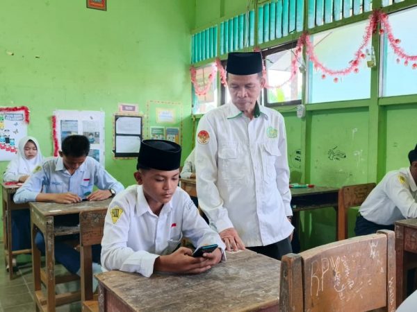 Pantau Hari Pertama ASAT, Kamad MTsN 1 HSU Ingatkan Siswa Jaga Fokus di Malam Hari
