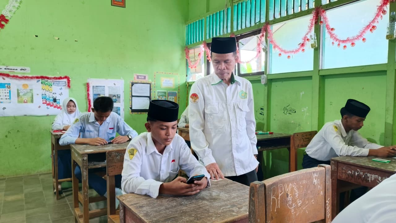 Pantau Hari Pertama ASAT, Kamad MTsN 1 HSU Ingatkan Siswa Jaga Fokus di Malam Hari Pantau Hari Pertama ASAT, Kamad MTsN 1 HSU Ingatkan Siswa Jaga Fokus di Malam Hari