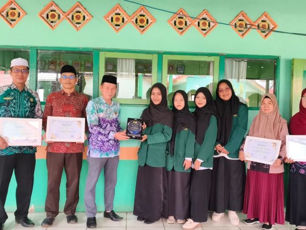 Akhiri Rangkaian Micro Teaching, Mahasiswa STAI Rakha Amuntai Serahkan Piagam kepada Guru Pamong dan Plakat Terima Kasih kepada MTsN 1 HSU