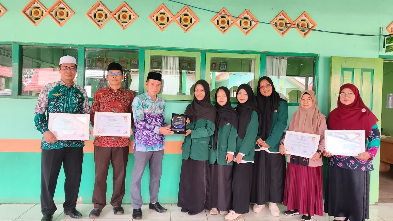Akhiri Rangkaian Micro Teaching, Mahasiswa STAI Rakha Amuntai Serahkan Piagam kepada Guru Pamong dan Plakat Terima Kasih kepada MTsN 1 HSU Akhiri Rangkaian Micro Teaching, Mahasiswa STAI Rakha Amuntai Serahkan Piagam kepada Guru Pamong dan Plakat Terima Kasih kepada MTsN 1 HSU