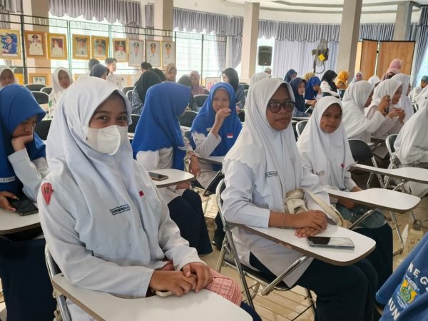 Jelang Festival Literasi, Tiga Siswa MTsN 1 HSU Ikuti Pembinaan Resensi Buku oleh Para Juri di Aula Dinas Perpustakaan dan Kearsipan Kab. HSU Jelang Festival Literasi, Tiga Siswa MTsN 1 HSU Ikuti Pembinaan Resensi Buku oleh Para Juri di Aula Dinas Perpustakaan dan Kearsipan Kab. HSU