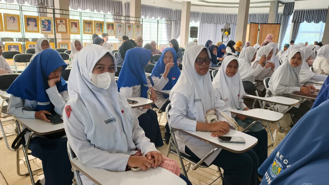 Jelang Festival Literasi, Tiga Siswa MTsN 1 HSU Ikuti Pembinaan Resensi Buku oleh Para Juri di Aula Dinas Perpustakaan dan Kearsipan Kab. HSU