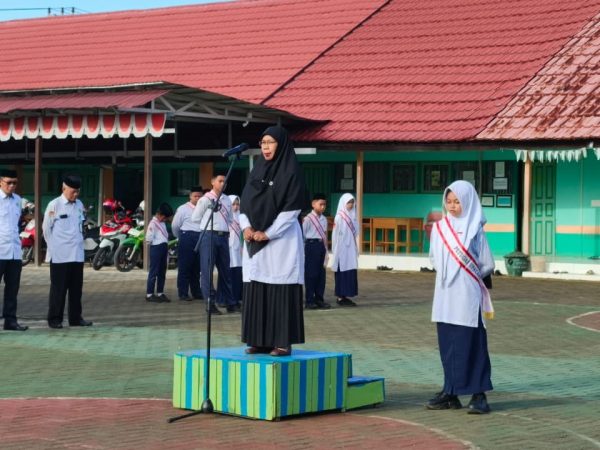 Rahmita, S.Ag Nasehati Siswa soal Marwah Pelajar dalam Upacara Bendera MTsN 1 HSU
