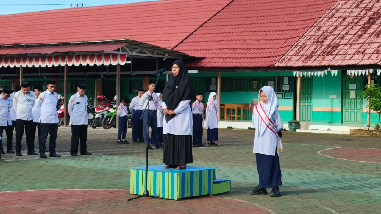 Rahmita, S.Ag Nasehati Siswa soal Marwah Pelajar dalam Upacara Bendera MTsN 1 HSU Rahmita, S.Ag Nasehati Siswa soal Marwah Pelajar dalam Upacara Bendera MTsN 1 HSU