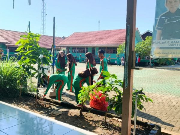 MTsN 1 HSU Gelar Jumat Bersih, Seluruh Siswa dan PTK Bersatu Jaga Kebersihan Lingkungan Madrasah
