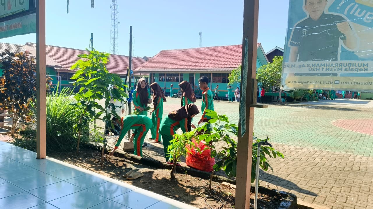MTsN 1 HSU Gelar Jumat Bersih, Seluruh Siswa dan PTK Bersatu Jaga Kebersihan Lingkungan Madrasah