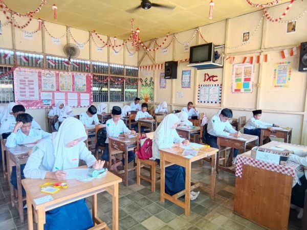 Hari Pertama Ujian Madrasah MTsN 1 HSU Berjalan Lancar dan Sukses Hari Pertama Ujian Madrasah MTsN 1 HSU Berjalan Lancar dan Sukses