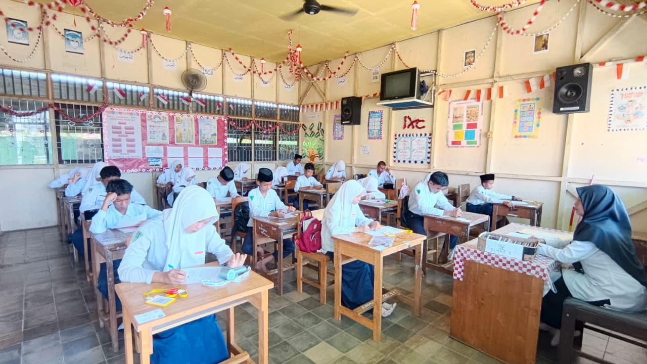 Hari Pertama Ujian Madrasah MTsN 1 HSU Berjalan Lancar dan Sukses
