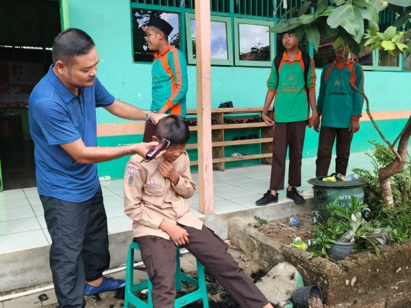 Tegakkan Tata Tertib, Madrasah Gelar "Salon Gratis" untuk Siswa Berambut Panjang