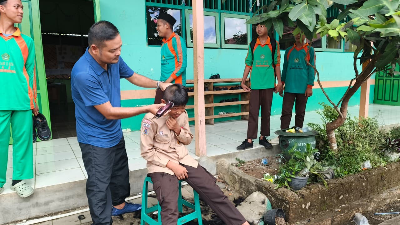 Tegakkan Tata Tertib, Madrasah Gelar "Salon Gratis" untuk Siswa Berambut Panjang
