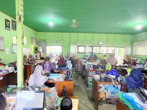 MTsN 1 HSU Gelar Rapat Dinas, Tetapkan Program Jumat Literasi dan Jadwal Pembagian Raport MTsN 1 HSU Gelar Rapat Dinas, Tetapkan Program Jumat Literasi dan Jadwal Pembagian Raport
