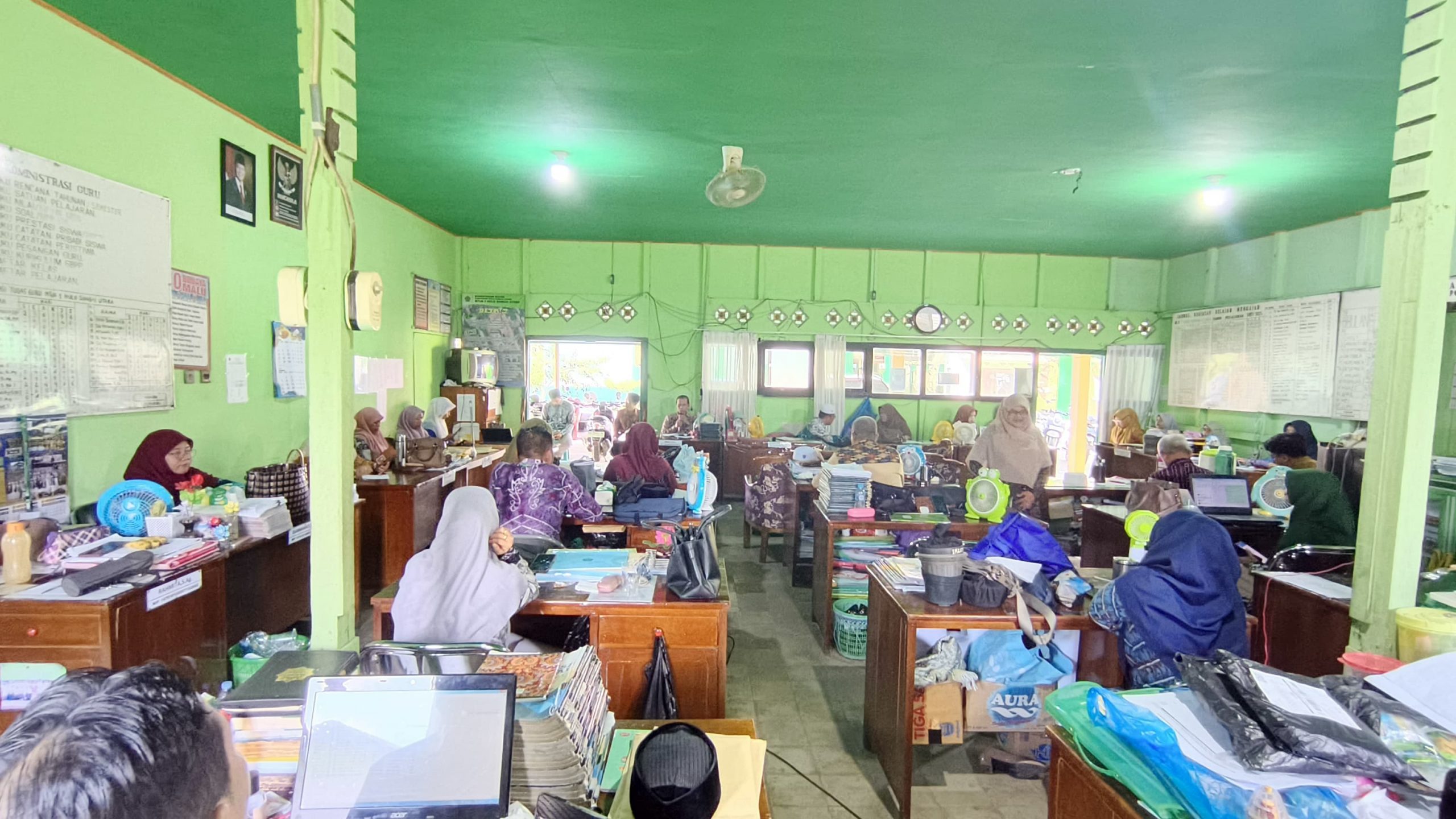 MTsN 1 HSU Gelar Rapat Dinas, Tetapkan Program Jumat Literasi dan Jadwal Pembagian Raport MTsN 1 HSU Gelar Rapat Dinas, Tetapkan Program Jumat Literasi dan Jadwal Pembagian Raport