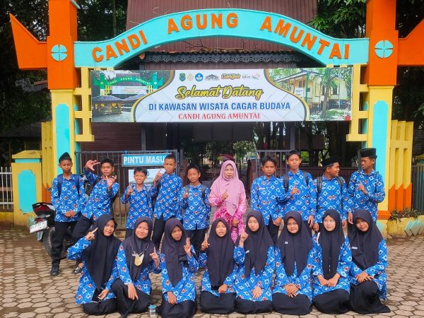Guru IPS MTsN 1 HSU Ajak Siswa Kelas VII D Kunjungi Candi Agung Amuntai Guru IPS MTsN 1 HSU Ajak Siswa Kelas VII D Kunjungi Candi Agung Amuntai