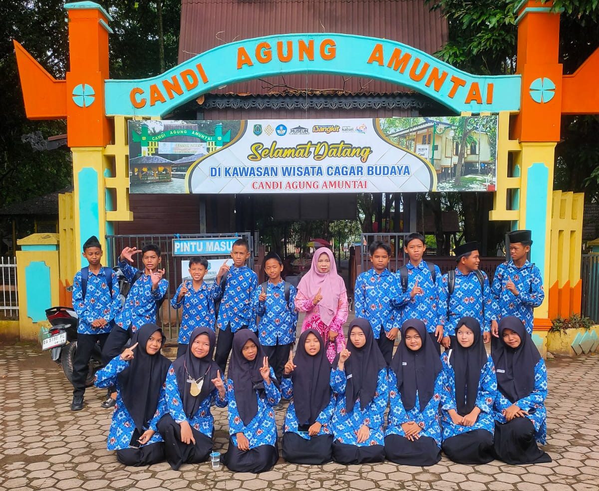 Guru IPS MTsN 1 HSU Ajak Siswa Kelas VII D Kunjungi Candi Agung Amuntai