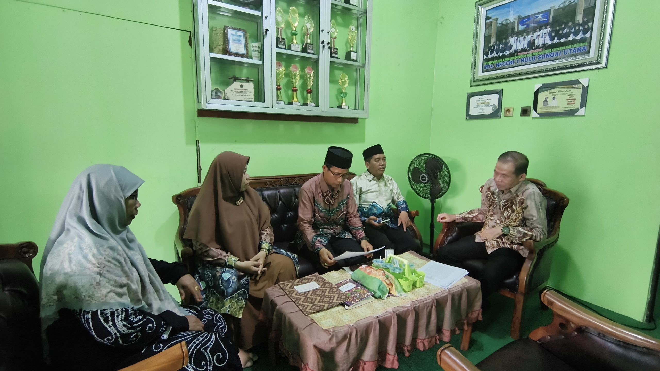 MTsN 1 HSU Gelar Rapat Internal Bahas Draft Standarisasi Praktik Keagamaan Jenjang MTs