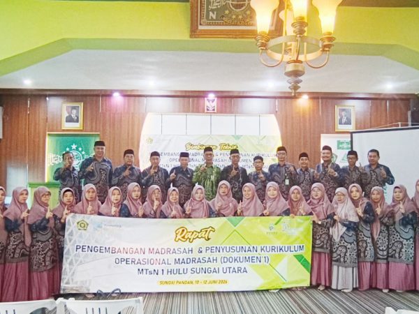 MTsN 1 HSU Ikut Serta dalam Bimtek Pengembangan Madrasah dan Kurikulum Operasional Madrasah Bersama Tiga MTsN Lainnya di Gedung Nu Alabio MTsN 1 HSU Ikut Serta dalam Bimtek Pengembangan Madrasah dan Kurikulum Operasional Madrasah Bersama Tiga MTsN Lainnya di Gedung Nu Alabio
