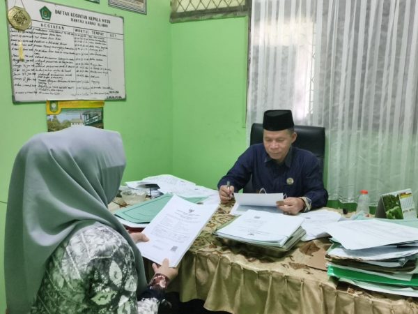Wali Kelas IX MTsN 1 HSU Siap Bagikan Sertifikat TKA kepada Seluruh Siswa Wali Kelas IX MTsN 1 HSU Siap Bagikan Sertifikat TKA kepada Seluruh Siswa