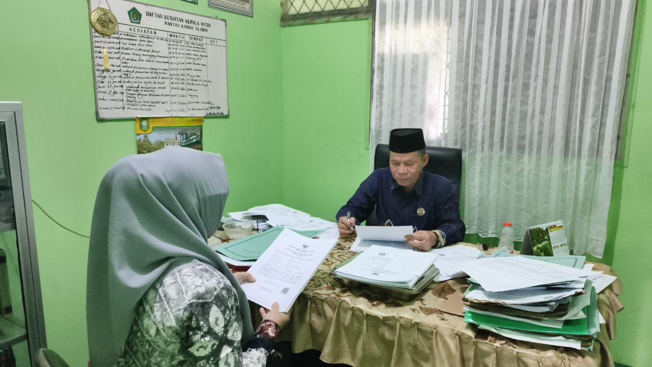 Wali Kelas IX MTsN 1 HSU Siap Bagikan Sertifikat TKA kepada Seluruh Siswa Wali Kelas IX MTsN 1 HSU Siap Bagikan Sertifikat TKA kepada Seluruh Siswa