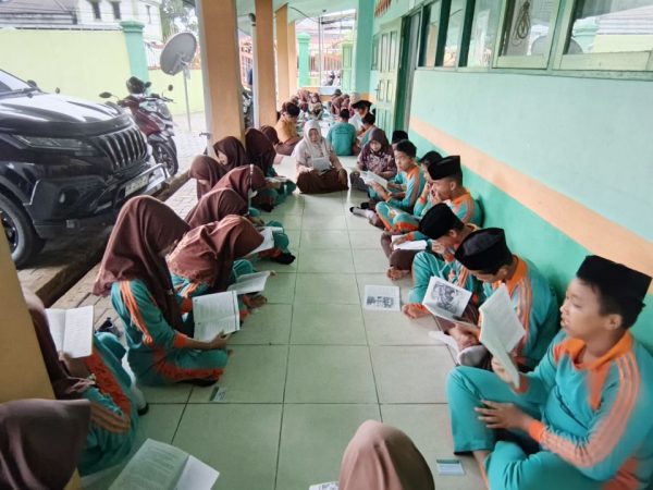Jumat Literasi MTsN 1 HSU: Siswa Serentak Membaca Buku di Teras Kelas dan Pendopo Jumat Literasi MTsN 1 HSU: Siswa Serentak Membaca Buku di Teras Kelas dan Pendopo