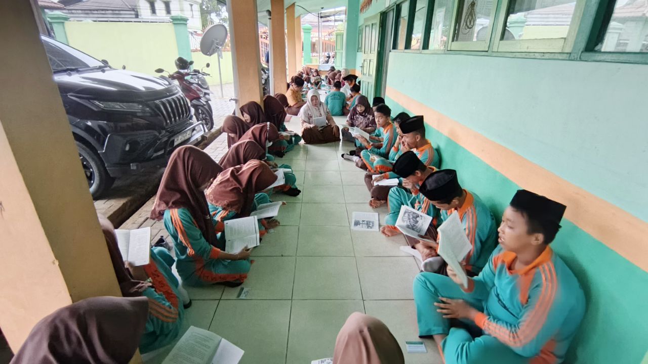 Jumat Literasi MTsN 1 HSU: Siswa Serentak Membaca Buku di Teras Kelas dan Pendopo Jumat Literasi MTsN 1 HSU: Siswa Serentak Membaca Buku di Teras Kelas dan Pendopo