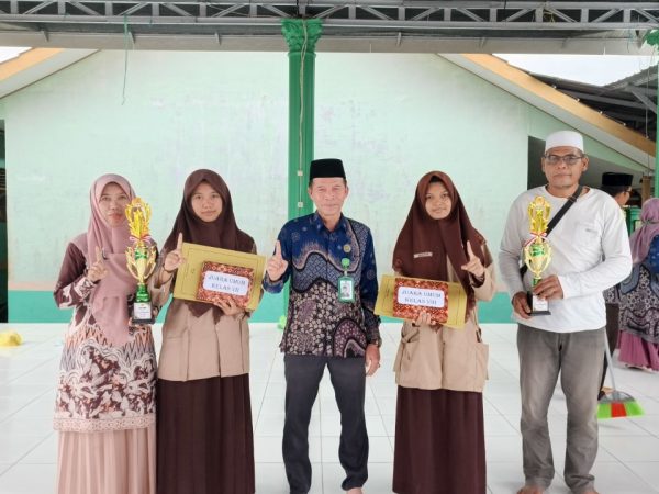 MTsN 1 HSU Gelar Pembagian Rapor dan Kenaikan Kelas VII dan VIII MTsN 1 HSU Gelar Pembagian Rapor dan Kenaikan Kelas VII dan VIII