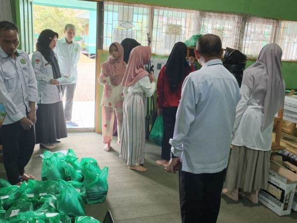 Panitia PMBM MTsN 1 HSU Bagikan Bonus Seragam kepada Siswa Baru TA 2026/2027 Panitia PMBM MTsN 1 HSU Bagikan Bonus Seragam kepada Siswa Baru TA 2026/2027