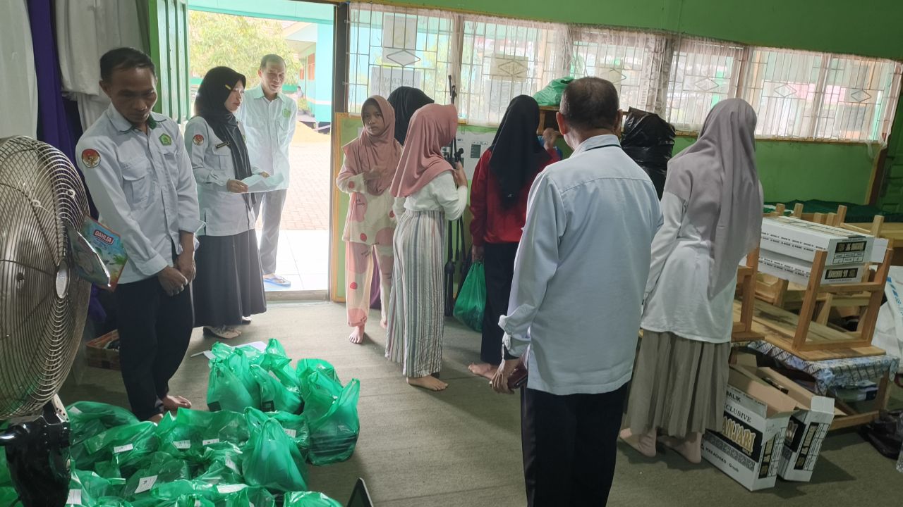 Panitia PMBM MTsN 1 HSU Bagikan Bonus Seragam kepada Siswa Baru TA 2026/2027 Panitia PMBM MTsN 1 HSU Bagikan Bonus Seragam kepada Siswa Baru TA 2026/2027