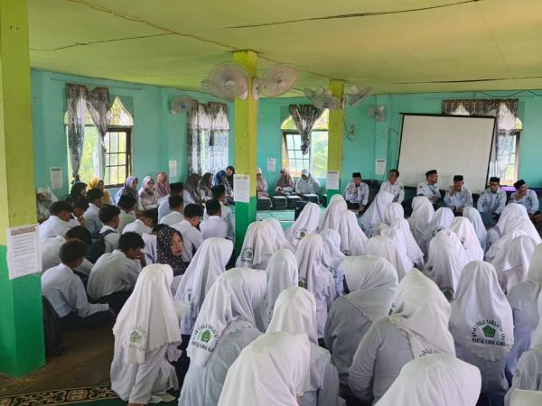 MTsN 1 HSU Serahkan SKL dan Sertifikat Prestasi Kepada 93 Siswa Kelas IX MTsN 1 HSU Serahkan SKL dan Sertifikat Prestasi Kepada 93 Siswa Kelas IX
