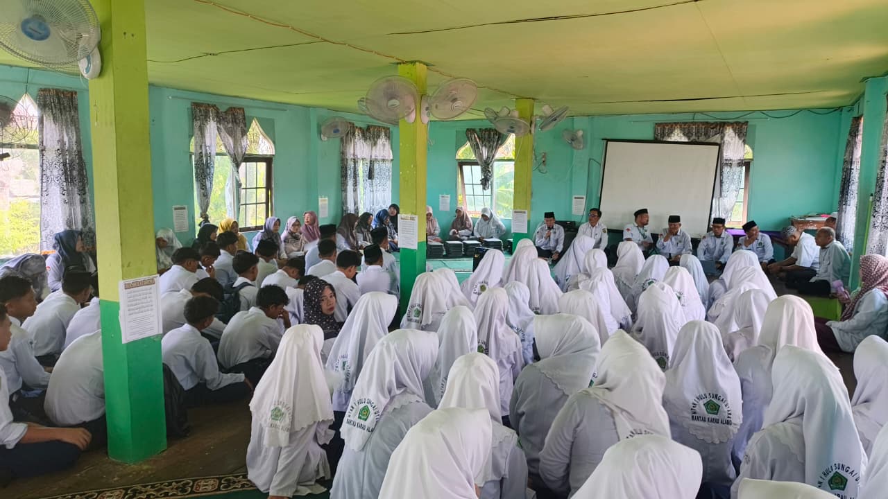 MTsN 1 HSU Serahkan SKL dan Sertifikat Prestasi Kepada 93 Siswa Kelas IX MTsN 1 HSU Serahkan SKL dan Sertifikat Prestasi Kepada 93 Siswa Kelas IX