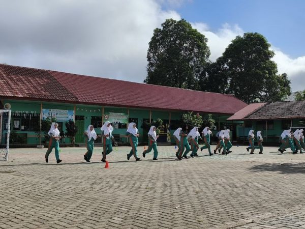 Ujian Praktik PJOK Dimulai, Siswa Kelas VII MTsN 1 HSU Adu Stamina di Lapangan lewat Multi Stage Fitness Test