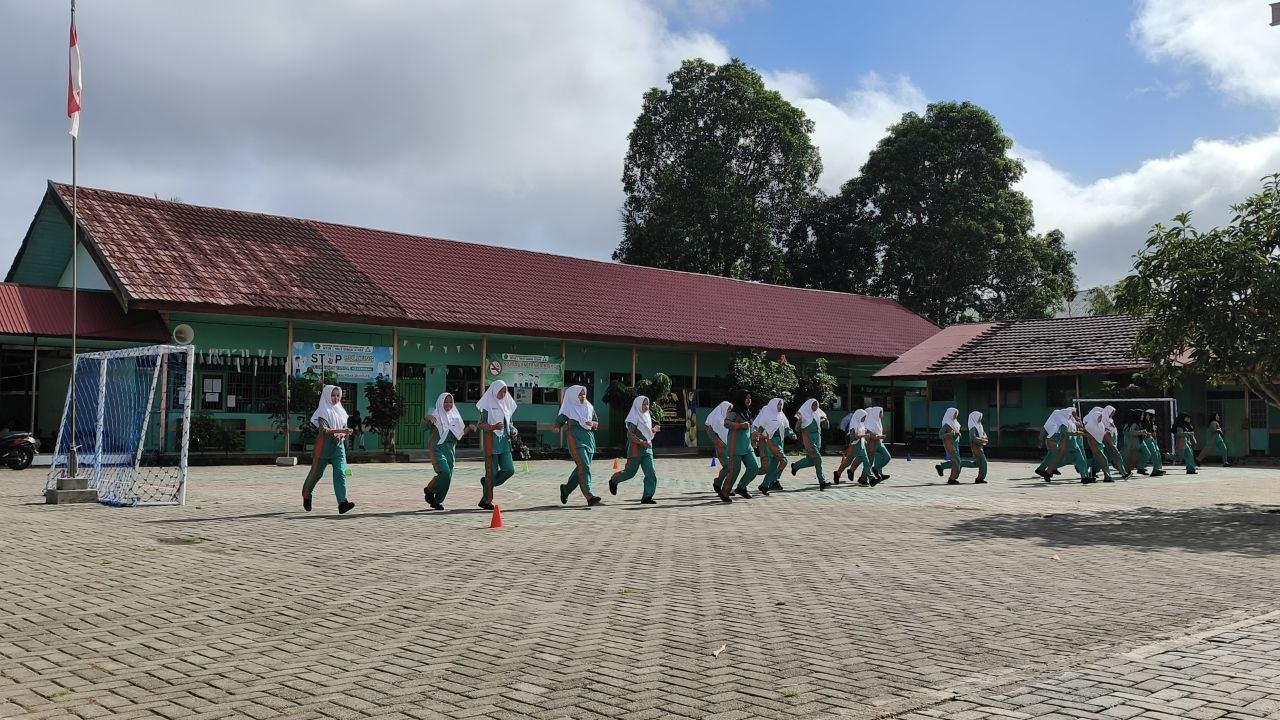 Ujian Praktik PJOK Dimulai, Siswa Kelas VII MTsN 1 HSU Adu Stamina di Lapangan lewat Multi Stage Fitness Test Ujian Praktik PJOK Dimulai, Siswa Kelas VII MTsN 1 HSU Adu Stamina di Lapangan lewat Multi Stage Fitness Test